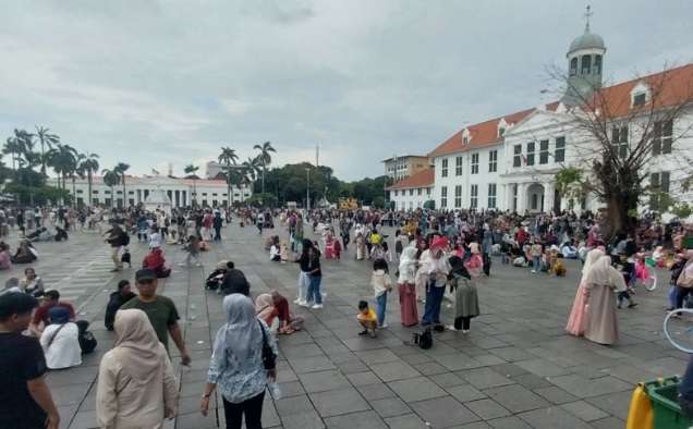 Warga padati kawasan Kota Tua Jakarta pada H+1 Idul Fitri 2025 Warga padati kawasan Kota Tua Jakarta pada H+1 Idul Fitri 2025