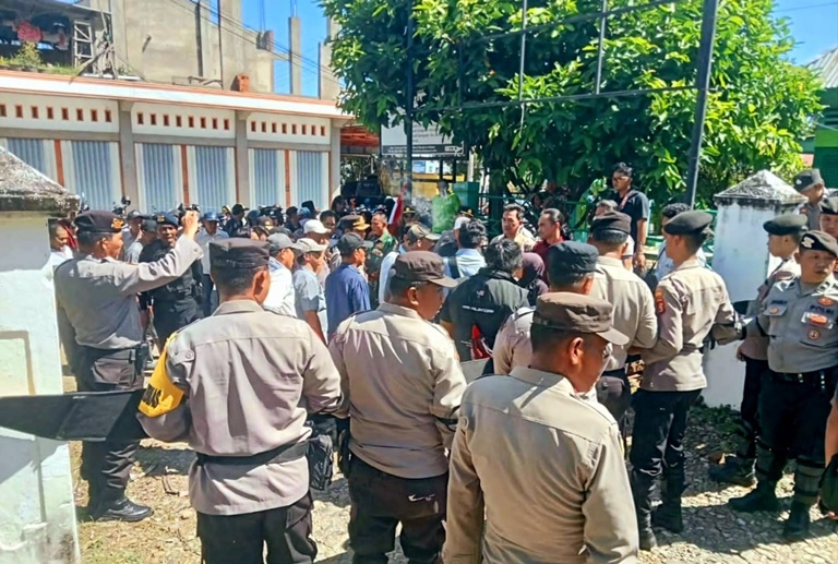 Massa geruduk Bawaslu tuntut keadilan dugaan kecurangan PSU Bengkulu Selatan Massa geruduk Bawaslu tuntut keadilan dugaan kecurangan PSU Bengkulu Selatan