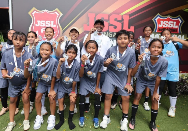 Tim sepakbola putri Indonesia HydroPlus Strikers dan MilkLife Shakers raih runn Tim sepakbola putri Indonesia HydroPlus Strikers dan MilkLife Shakers raih runn