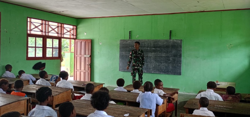 Dandim 1704/Mappi tanggapi video viral anggota TNI masuk kelas SD saat siswa ujian Dandim 1704/Mappi tanggapi video viral anggota TNI masuk kelas SD saat siswa ujian