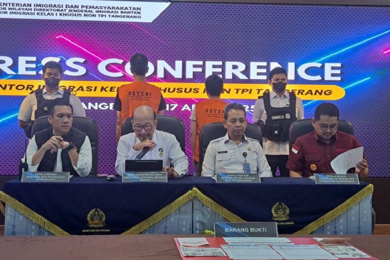 Imigrasi Tangerang amankan dua warga Tiongkok yang bekerja tanpa izin Imigrasi Tangerang amankan dua warga Tiongkok yang bekerja tanpa izin