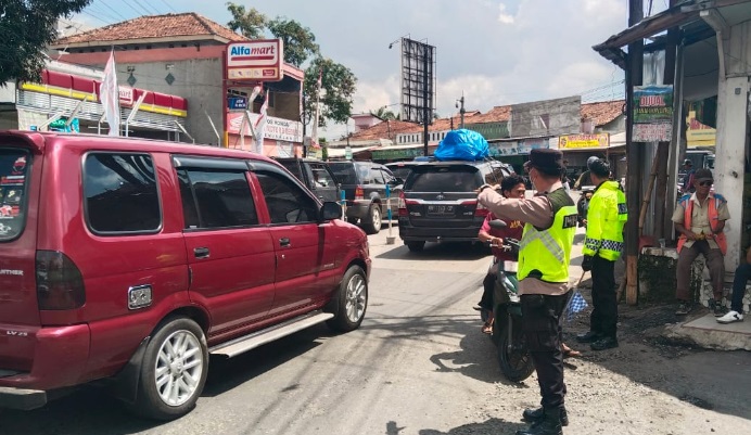 Arus balik masih padat, rekayasa one way kembali diberlakukan di Linggapura Arus balik masih padat, rekayasa one way kembali diberlakukan di Linggapura