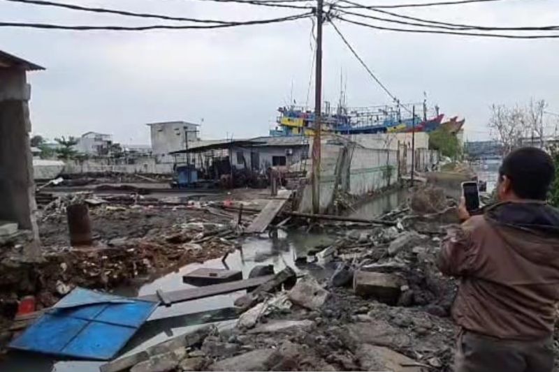 Banjir rob di Pluit diakibatkan tembok galangan roboh Banjir rob di Pluit diakibatkan tembok galangan roboh