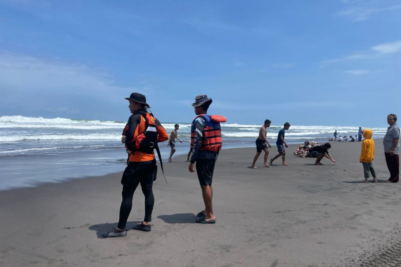 Tim SAR terjunkan jetski cari wisatawan terseret ombak Parangtritis Tim SAR terjunkan jetski cari wisatawan terseret ombak Parangtritis