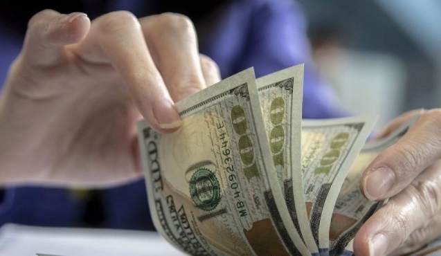 Rupiah melemah karena likuiditas perekonomian domestik sangat ketat Rupiah melemah karena likuiditas perekonomian domestik sangat ketat