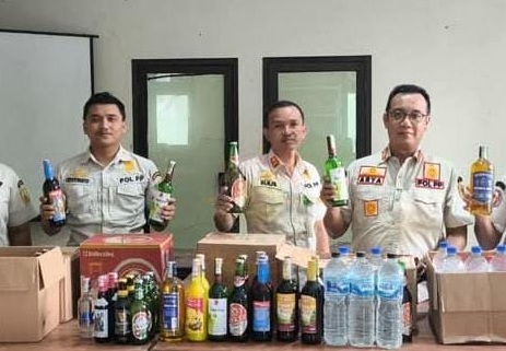 Razia warung di Undaan, Satpol PP Kudus amankan ratusan botol miras Razia warung di Undaan, Satpol PP Kudus amankan ratusan botol miras