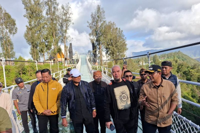 Ahmad Dhani jajal wisata ekstrem Jembatan Kaca Gunung Bromo Ahmad Dhani jajal wisata ekstrem Jembatan Kaca Gunung Bromo