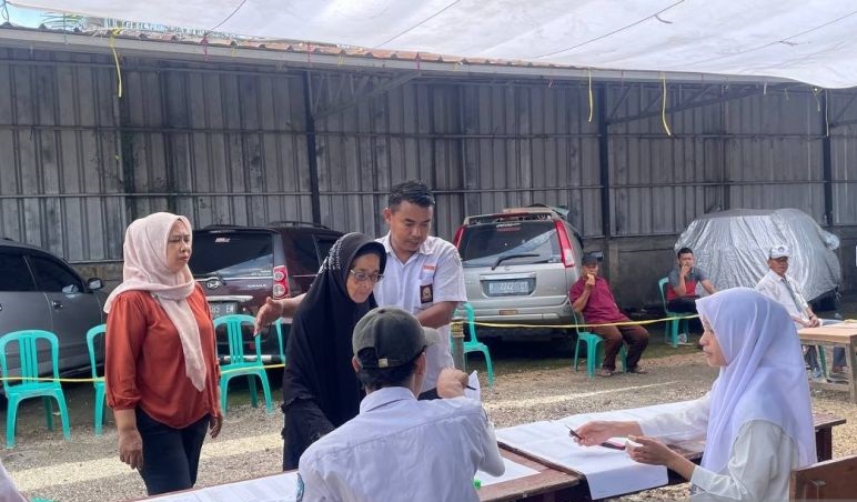 Petugas KPPS kenakan seragam SMA tingkatkan partisipasi pemilih di PSU Petugas KPPS kenakan seragam SMA tingkatkan partisipasi pemilih di PSU