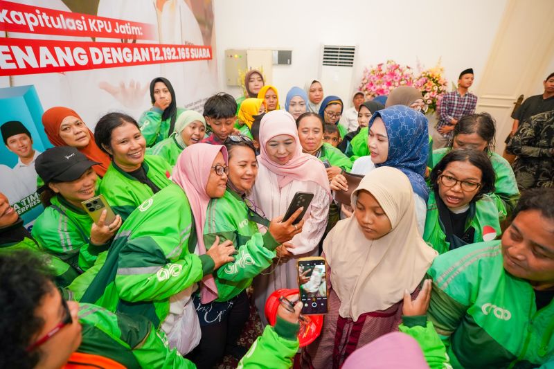 Khofifah halalbihalal dengan perempuan pengemudi ojek daring Khofifah halalbihalal dengan perempuan pengemudi ojek daring