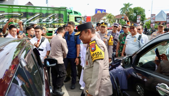 Kapolda Jatim tinjau Pelabuhan Ketapang, pastikan kondisi arus balik lancar Kapolda Jatim tinjau Pelabuhan Ketapang, pastikan kondisi arus balik lancar