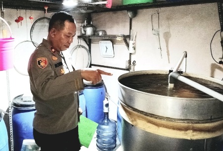 Beromzet puluhan juta, Polsek Jatiuwung gerebek home industry ciu di Periuk Tangerang Beromzet puluhan juta, Polsek Jatiuwung gerebek home industry ciu di Periuk Tangerang