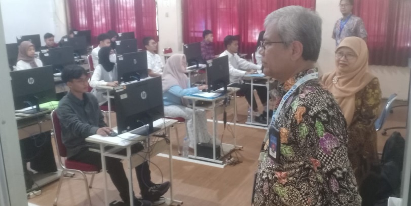 31.490 peserta ikuti UTBK 2025 di UNS, fasilitas disabilitas tetap jadi perhatian 31.490 peserta ikuti UTBK 2025 di UNS, fasilitas disabilitas tetap jadi perhatian