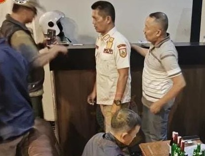 Nekat buka segel dan berganti nama, Satpol PP Kudus kembali grebek Cafe Wolf Nekat buka segel dan berganti nama, Satpol PP Kudus kembali grebek Cafe WolfÂ