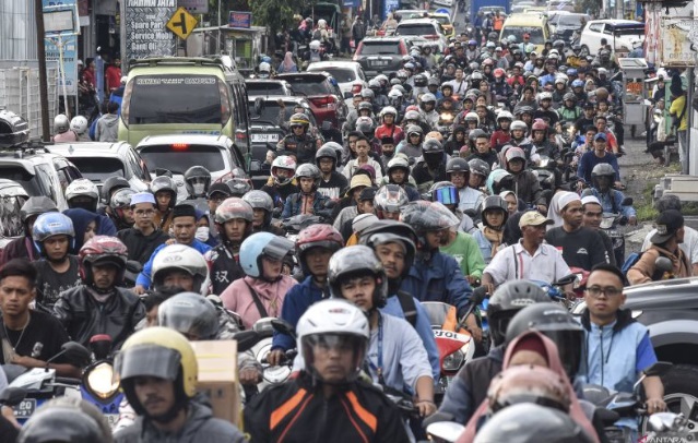 Mudik meneguhkan ukhuwah qaryatiyah sebagai pilar bangsa Mudik meneguhkan ukhuwah qaryatiyah sebagai pilar bangsa