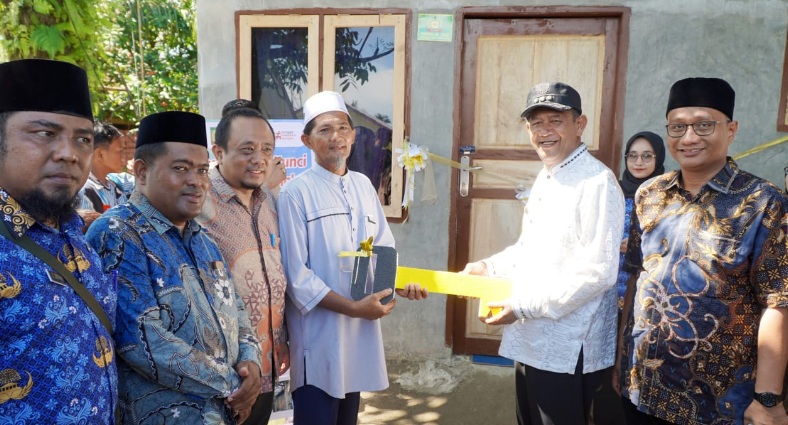 Bupati Langkat serahkan kunci program bedah rumah di Tapak Kuda Bupati Langkat serahkan kunci program bedah rumah di Tapak Kuda