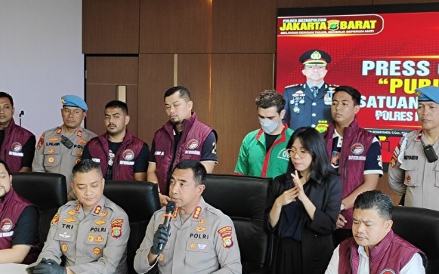 Polisi sita empat jenis narkoba dari tangan Fachry Albar Polisi sita empat jenis narkoba dari tangan Fachry Albar