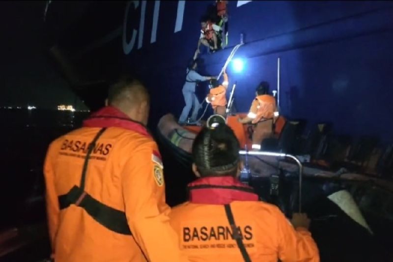 Tim SAR evakuasi 17 ABK kapal terbakar di Perairan Pulau Tarahan Tim SAR evakuasi 17 ABK kapal terbakar di Perairan Pulau Tarahan