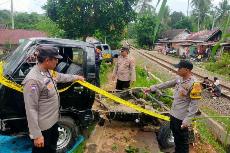 Kereta api penumpang tabrak kendaraan pikap di Rejang Lebong Bengkulu Kereta api penumpang tabrak kendaraan pikap di Rejang Lebong Bengkulu