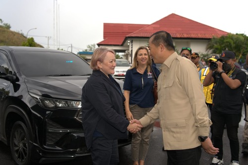 Menteri Kerry McCarthy berkunjung ke PLTM Pandanduri, NTB