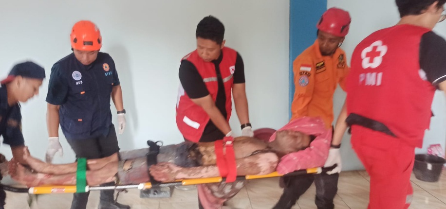 Tersengat aliran listrik, tukang cat ruko dilarikan ke RSUD Salatiga Tersengat aliran listrik, tukang cat ruko dilarikan ke RSUD Salatiga