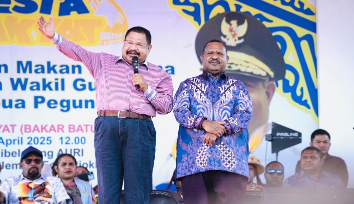 Gubernur Papua Pegunungan makan bersama dan bakar batu dengan ribuan warga Papua Gubernur Papua Pegunungan makan bersama dan bakar batu dengan ribuan warga PapuaÂ