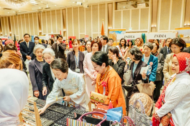 Perhiasan perak Bali dan kain batik jadi perhatian pengunjung pameran Perhiasan perak Bali dan kain batik jadi perhatian pengunjung pameran