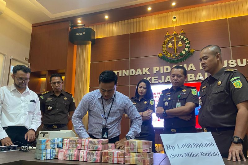 Kejati Bali sita uang Rp1 miliar dari Kadis DPMPTSP Buleleng