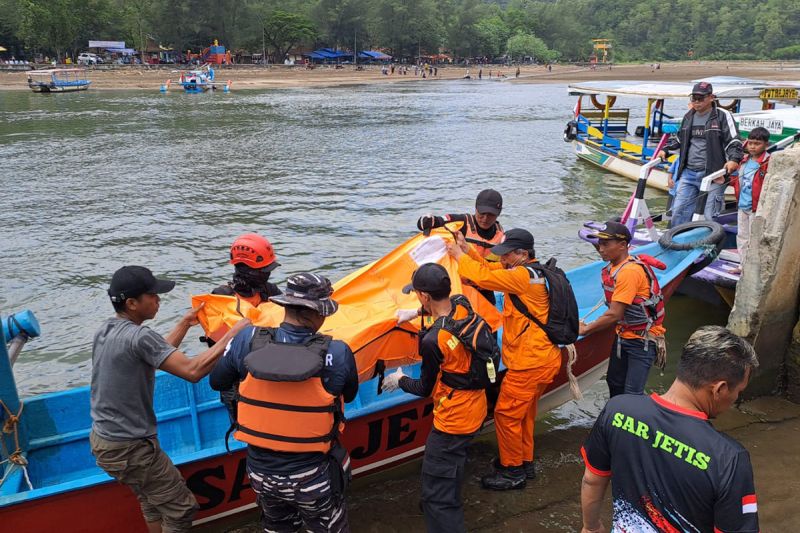 Tim SAR gabungan evakuasi jenazah seorang anak di Pantai Karangpakis