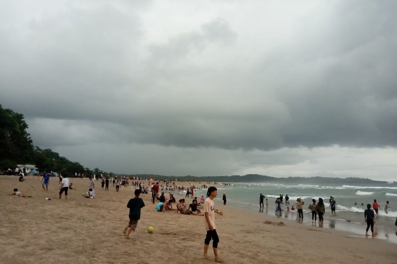 Tim SAR belum temukan wisatawan terseret ombak Pantai Sawarna Lebak