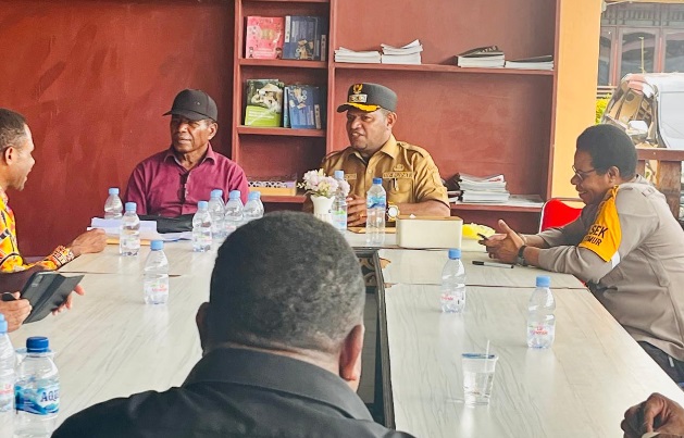 Polisi dan Pemkab Jayapura mediasi kelompok masyarakat yang bertikai di Kampung Harapan Sentani Polisi dan Pemkab Jayapura mediasi kelompok masyarakat yang bertikai di Kampung Harapan Sentani