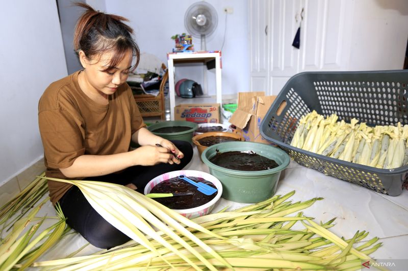 Warga keturunan Jaton di Gorontalo siapkan dodol untuk Lebaran Ketupat Warga keturunan Jaton di Gorontalo siapkan dodol untuk Lebaran Ketupat