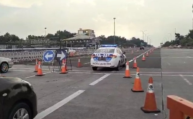 Contraflow dua lajur diberlakukan di Tol Jakarta-Cikampek arah Jakarta Contraflow dua lajur diberlakukan di Tol Jakarta-Cikampek arah Jakarta