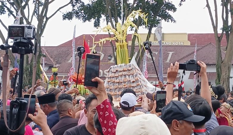 Dua kuintal getuk buat rebutan warga di Kota Magelang Dua kuintal getuk buat rebutan warga di Kota Magelang
