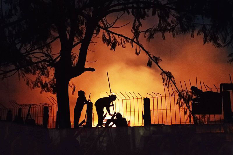 Bangunan di Pulogadung dilanda kebakaran, 11 mobil damkar dikerahkan Bangunan di Pulogadung dilanda kebakaran, 11 mobil damkar dikerahkan