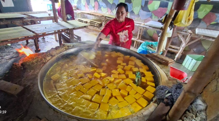 Perajin tahu di Kampoeng Tahu Kediri keluhkan turunnya daya beli pemudik lebaran tahun ini Perajin tahu di Kampoeng Tahu Kediri keluhkan turunnya daya beli pemudik lebaran tahun ini