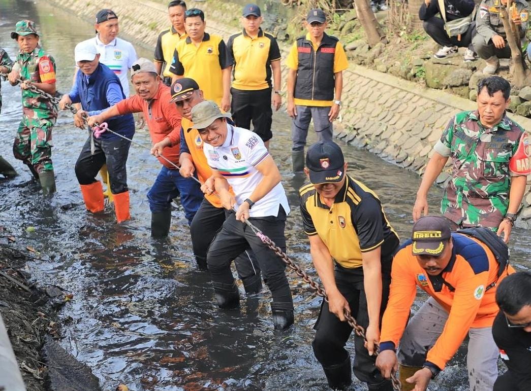 Cegah banjir, Bupati Kudus turun tangan bersihkan gorong-gorong 