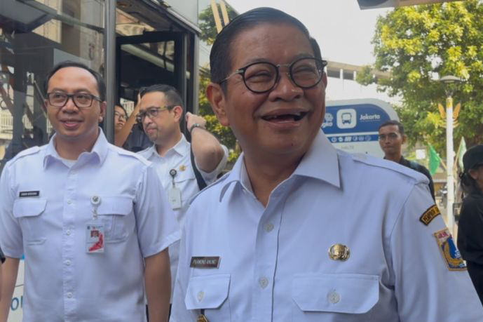 Pramono turut patuhi Ingub dengan naik transportasi umum