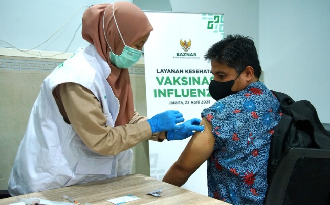 BAZNAS RI berikan layanan kesehatan mata dan vaksinasi influenza gratis bagi mustahik BAZNAS RI berikan layanan kesehatan mata dan vaksinasi influenza gratis bagi mustahik