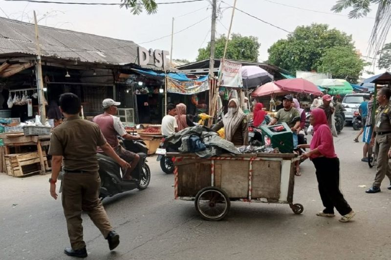 Satpol PP Tangerang masifkan penertiban PKL di pasar tradisional Satpol PP Tangerang masifkan penertiban PKL di pasar tradisional