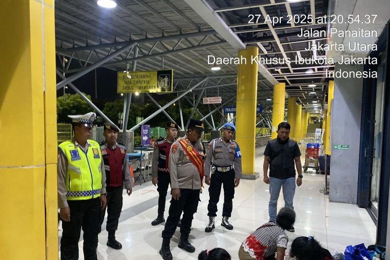 Polisi bantu keluarga terlantar di Pelabuhan Tanjung Priok pulang Polisi bantu keluarga terlantar di Pelabuhan Tanjung Priok pulang
