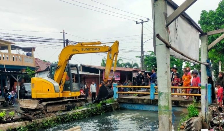 Bangunan liar-kios PKL di Tambun Bekasi rata dengan tanah Bangunan liar-kios PKL di Tambun Bekasi rata dengan tanah