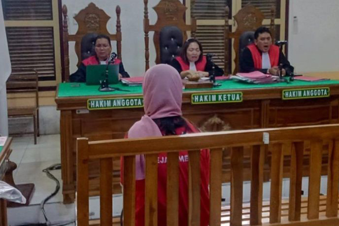 Hakim vonis mahasiswi 2,5 tahun penjara karena promosi judi online Hakim vonis mahasiswi 2,5 tahun penjara karena promosi judi online