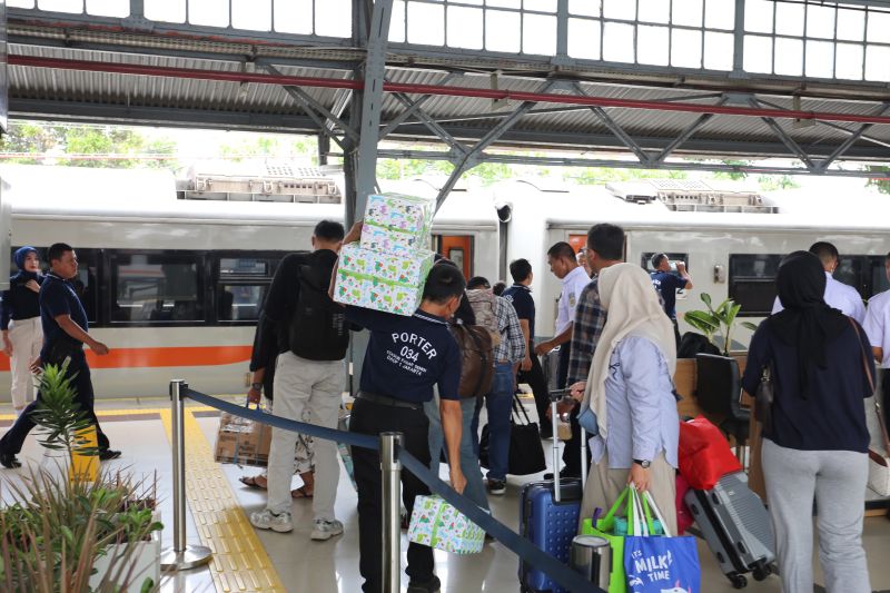 KAI Daop 1 Jakarta catat 100 ribu tiket terjual di masa libur Paskah KAI Daop 1 Jakarta catat 100 ribu tiket terjual di masa libur Paskah
