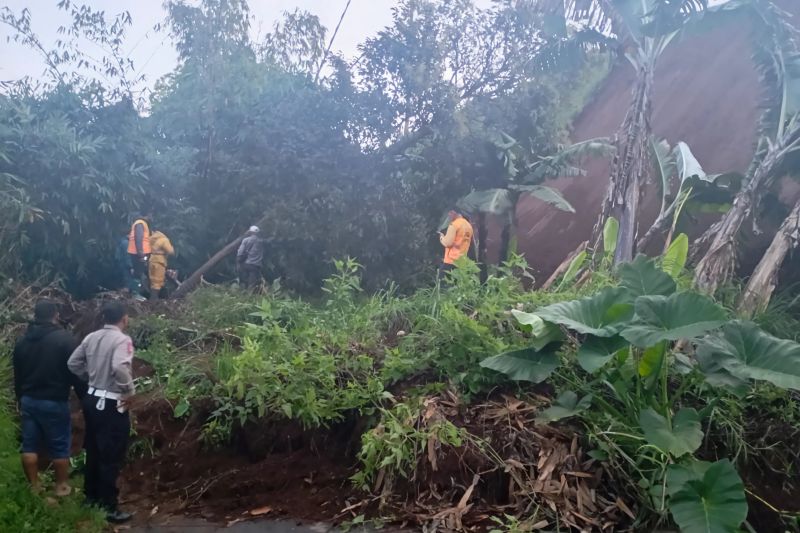 Petugas gabungan evakuasi longsor yang tutup Jalan Pangalengan Bandung Petugas gabungan evakuasi longsor yang tutup Jalan Pangalengan Bandung