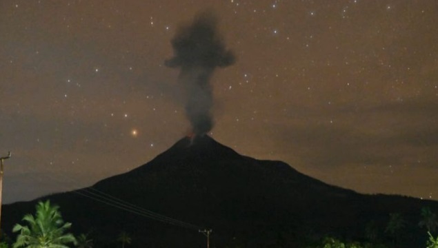 Gunung Lewotobi Laki-laki di Flotim erupsi tiga kali pada Senin malam Gunung Lewotobi Laki-laki di Flotim erupsi tiga kali pada Senin malam