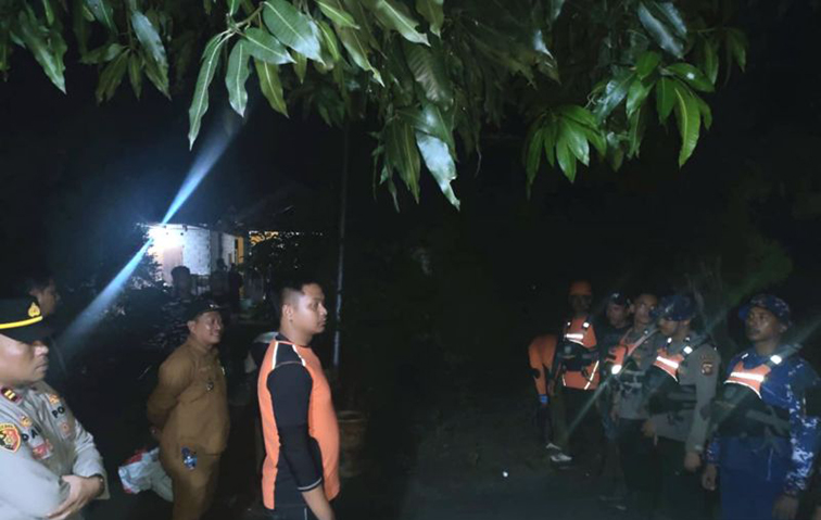 Tim SAR evakuasi 4 mahasiswa hanyut terjebak di hulu Sungai Bulawa Tim SAR evakuasi 4 mahasiswa hanyut terjebak di hulu Sungai Bulawa