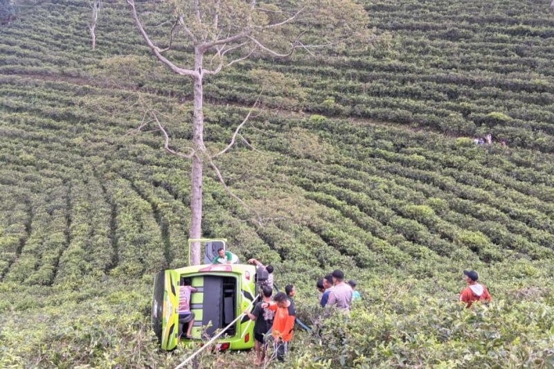 Polisi menangani mobil wisata yang terperosok usai berwisata ke Candi Cetho, Kabupaten Karanganyar, Polisi menangani mobil wisata yang terperosok usai berwisata ke Candi Cetho, Kabupaten Karanganyar,