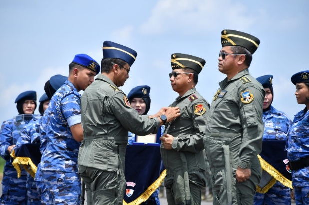 Panglima TNI dan Kasad terima Wing Kehormatan Penerbang Kelas I TNI Angkatan Udara Panglima TNI dan Kasad terima Wing Kehormatan Penerbang Kelas I TNI Angkatan Udara