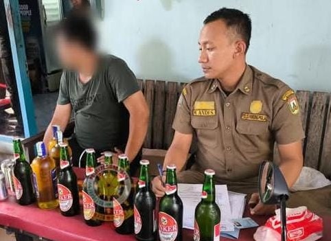 Jual miras, rumah di Jati Kulon digrebek petugas Satpol PP Kudus Jual miras, rumah di Jati Kulon digrebek petugas Satpol PP Kudus