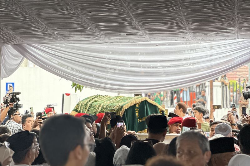 Warga memadati lokasi pemakaman jenazah Titiek Puspa